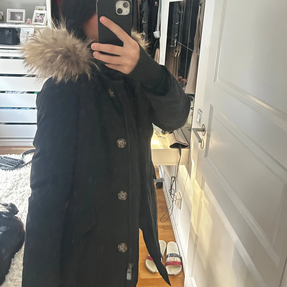 Svart parkajacka med pälsdetaljer - 90