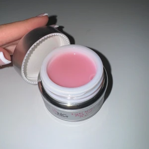 Nagelgiganten Light Milky Pink Gel - Säljer en helt ny burk med Light Milky Pink Gel från nagelgiganten. Använd endast 1 gång! (Efter att ha härdat gelen i UV/LED lampa så blir din milky färgad. 