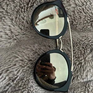 Solglasögon  - Solglasögon, vet ej om äkta men var det enligt tidigare säljare