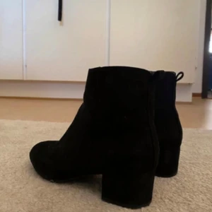 Svarta boots i mockaimitation.  - Ett par svarta boots med klack i mockaimitation. Köpt från DinSko. 
