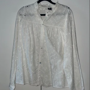 Vit Blus från Vero Moda - Stockholmstils blus i storlek M. Använd fåtal gånger. Väldigt bekväm