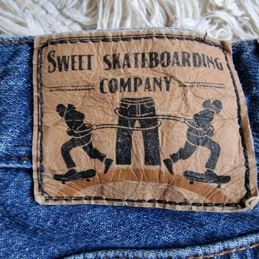 Snygga jeans, passar baggy. Få tecken på användning. Jag på bilden är 178 och de sitter snyggt. Storlek xxs, passar mer som S. Pris är förhandlingsbart 😇🤞. Jeans & Byxor.