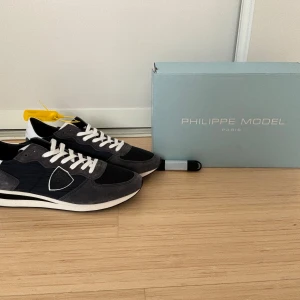 Phillipe model  - Sprillans nya phillipe model skor, 10/10 skick i storlek 44. Allt og tillkommer förutom påse. Priset kan diskuteras. Finns kvitto.