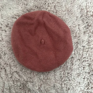 Råsa basker - Säljer en snygg råsa  basker i mjukt material. Perfekt för höst och vinter, den ger en chic touch till vilken outfit som helst. Den är i ett nytt skick och passar de flesta huvudstorlekar. En klassisk accessoar som aldrig går ur stil!