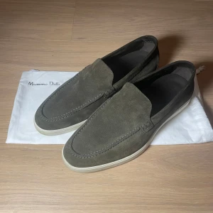 Massimo Dutti loafers - Olivgröna Massimo Dutti loafers. Storlek 42 Eu. 10/10 skick, helt nya. Original pris 1200. Vårt pris 1000kr. Skriv gärna om ni har funderingar! 