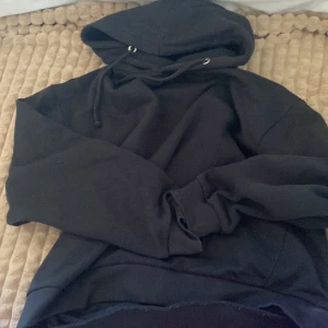 Svart hoodie från 157 - Säljer en svart hoodie från 157 i storlek S. Den är supermjuk och perfekt för kyliga dagar. Hoodien har en klassisk design med dragsko i huvan och långa ärmar. Perfekt för både vardag och mysiga hemmakvällar. 🖤