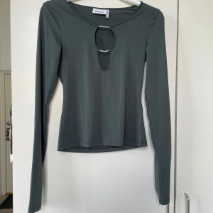 Topp Weekday  - Fin passform men har några  små repor