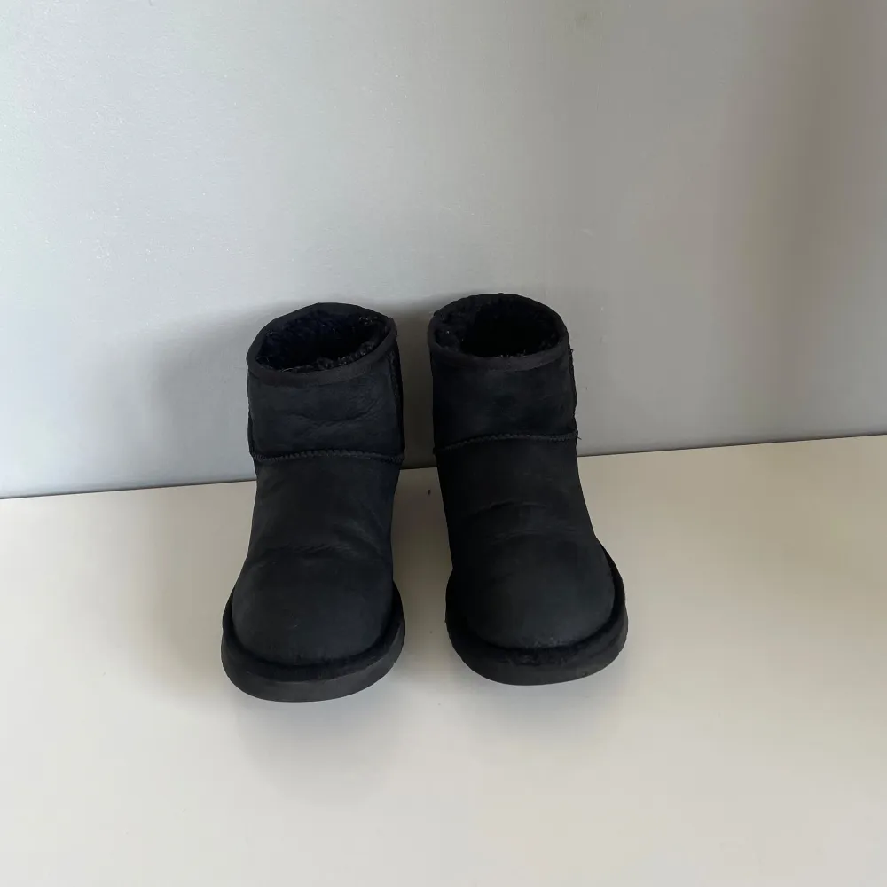 Ett par svarta UGGs i strl 41. Sparsamt använda. Skriv för mer info eller bilder🤝. Skor.