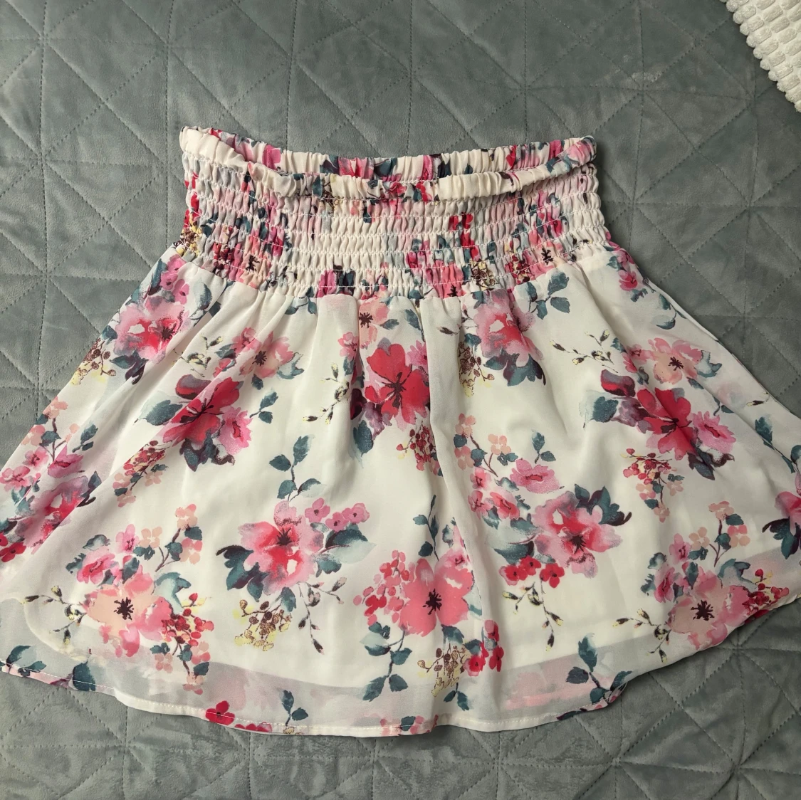 Blommig kortkjol med resårmidja