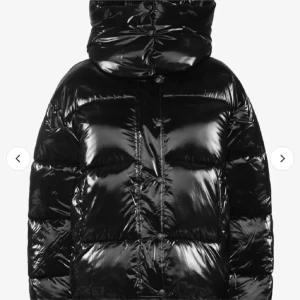 Calvin Klein pufferjacka - Säljer en populär svart pufferjacka från Calvin Klein med glansig finish. Den är aldrig använd men köpt i fel storlek därför säljer jag den. Vid snabb affär kan priset diskuteras