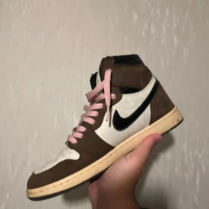 Jordan 1 Travis Scott & box  - Jorden 1 Travis scott, använda men i bra skick, kan mötas upp i Göteborg 
