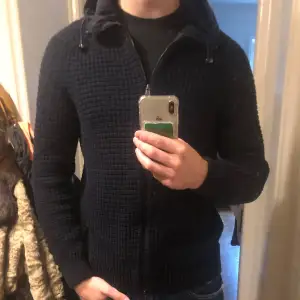 Stickad cardigan från Hugo boss med luva! Sjukt fin och säljs för endast 549kr