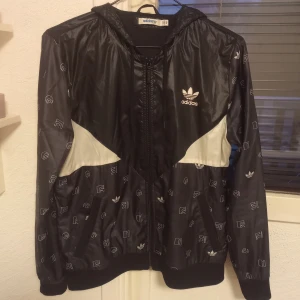 Adidas tränings jacka  - Säljer en adidas tränings jacka, strl 40, passar M och L, mycket bra skick, säljer den för 100kr + frakt!