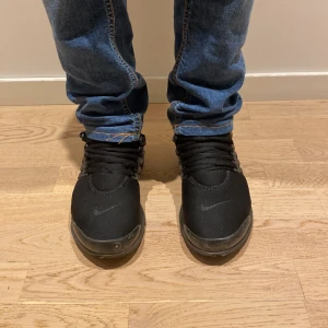 Nike presto - Säljer ett par svarta Nike sneakers i bra skick. De har en stilren design med snörning och en slitstark sula. Perfekta för vardagsbruk och passar till det mesta. Skorna är bekväma och har en normal passform. Pris kan diskuteras vid snabbköp