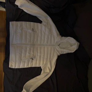 Vit Cardigan - Hej, Säljer denna då den inte passade så bra på mig. 10/10 skick aldrig använt.