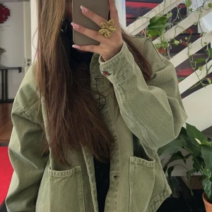 Zara jeansjacka  - Säljer min stiliga jeansjacka från Zara! Den är använd ett par gånger under sommaren men fortfarande i bra skick!💗