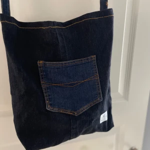 Jeansväska - Tygpåse av återvunna jeans! Finns i olika färger! Dessa är ifrån ett avvecklat uf företag så de finns ett par stycken!