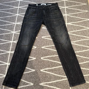 Replay anbass aged - Säljer ett par snygga grå/svarta jeans från Replay i modellen Anbass. Jeansen är endast använda en gång och är i nyskick. Nypris runt 1800 mitt pris 849. Storlek 30/32.