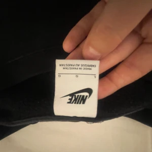 Svart sweatshirt från Nike - Säljer en svart sweatshirt från Nike i storlek L. Den är i bra skick och perfekt för höst och vår. Tröjan har en stilren design med Nike-loggan diskret placerad. Passar både till vardags och träning.