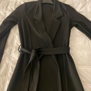 Svart blazer dress  - Klänning i mycket bra skick, endast använd en gång