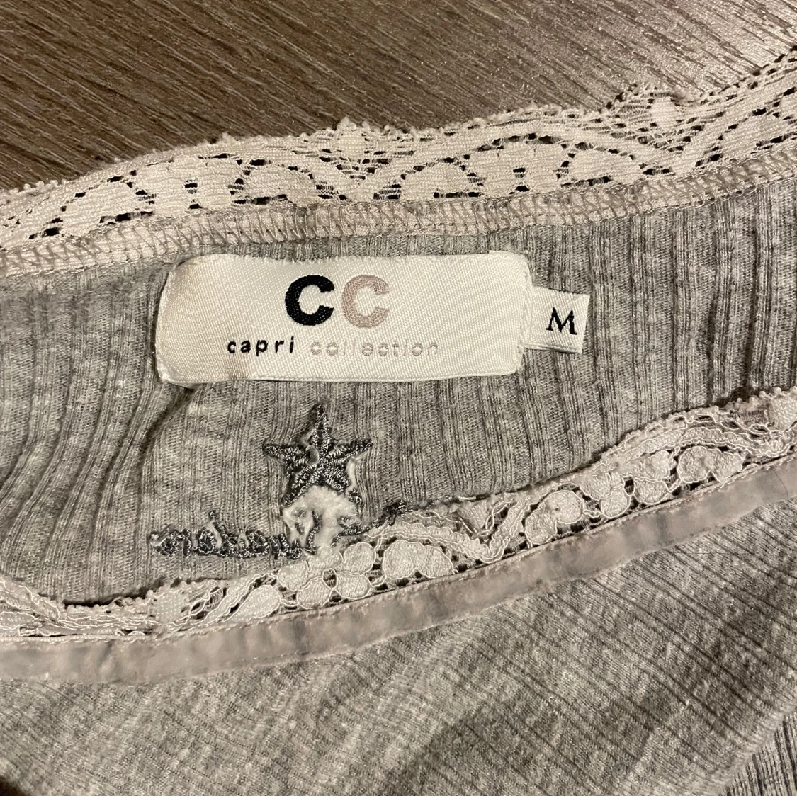 Grå ribbad tröja från Capri Collection - 91