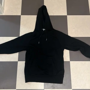 Svart fru gårman hoodie från Revenite - Säljer en svart hoodie från Revenite som är limiterad i storlek S. Den har en cool design med en färgglad bild och texten 'fru garman' på framsidan. Perfekt för en avslappnad stil och passar bra till både jeans och joggers. Hör av dig vid intresse! Aldrig använd eller tvättad. nypris 599kr!