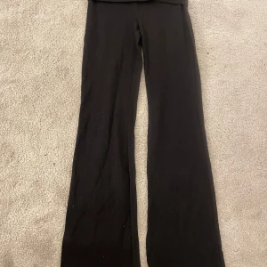 Yoga pants svarta - Jätte fina yoga pants från Gina Young🤗 dom är i väldigt bra skick,säljer för att dom är för korta. (Köpta i sommars)