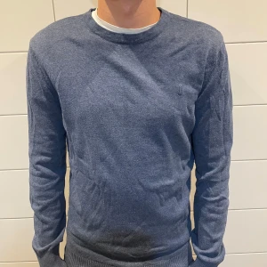 Blå tröja från Bruun & Stengade - Säljer en stilren blå tröja från Bruun & Stengade i storlek M. Tröjan är långärmad och perfekt för både höst och vår. Den är gjord i ett mjukt material som känns skönt mot huden. Passar bra till både vardag och lite finare tillfällen. Pris 150!! MVH Liam.