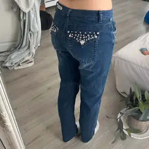 Jeans ifrån Desire 40/80. Jeansen har fast sydda stenar/paljetter som ej ramlar av. Säljer då de ej kommer till användning längre. Jag är i 176cm lång och bär vanligtvis S-M. Kontakta mig för fler bilder eller frågor ☺️💕