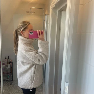 Beige teddyjacka Carin Wester  - Denna trendiga och mysig beige teddyjacka från C.W i storlek XS. Perfekt för kyliga dagar med sin fluffiga och varma design. Jackan har en dragkedja framtill och hög krage för extra värme. Den är långärmad och har en avslappnad passform. Superfin för både höst och vinter! Har använts mycket förra hösten/vintern men kommer inte till användning längre!!! Supersupersnygg och i bra skick!! 