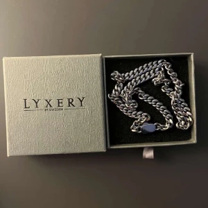 Lyxery Sweden Kedja - Original pris 1300kr. Vacker silver kedja köpt nära månader sen säljs på grund av att jag inte får användning av den.