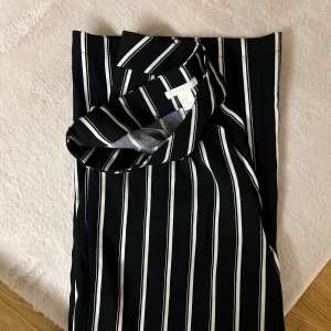 Kostymbyxa - Köpt på secondhand. Kommer inte längre till användning, använd fåtal gånger av mig