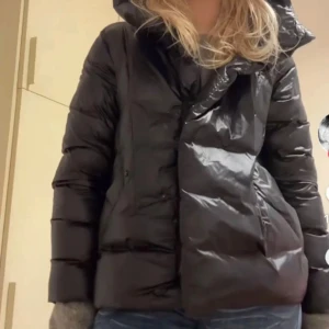 Vinterjacka💗 - Säljer nu denna svarta vinterjacka som jag hade förra vintern men nu har den tyvärr blivit för liten. Fint skick förutom ett hål i ena fickan men det är inget som syns utifrån💗 jätte mysig med stor luva😍