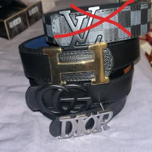 Svarta bälten med olika spännen - Säljer flera svarta bälten med olika stiliga spännen. Perfekta för att ge din outfit en lyxig touch. Bältena är i skinn och har spännen i olika färger och former. Passar både till vardag och fest!