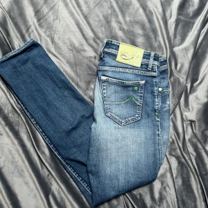 Jacob Cohen Jeans LTD 32  - Selger en  bukse fra Jacob Cohen. Størrelse 32, selges da jeg har for mange bukser. Kjøpt på Jacob Cohen Oslo butikken for rundt 9700kr.  Tilstanden er 5/5, fint brukt  Selges billig!
