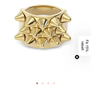 Guldfärgad ring med nitar - Snygg guldfärgad peak ring från Edblad❤️Passar bra till både vardag och fest. Ringen är i strl M 17,5mm💕 Bra skick!