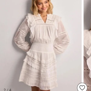 Klänning - Säljer nu min Super snygg klänning från neo noir fast i olivgrön. Köpt förra sommaren och bara andvänd en gång! Perfekt nu när sommaren börjar närma sig! Skriv om ni har några frågor eller är intresserade💗