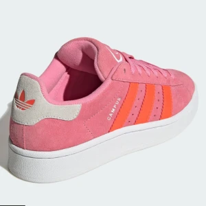 Rosa och orange Adidas Campus sneakers - Snygga Adidas Campus sneakers i rosa mocka med orangea ränder. Perfekta för våren!! Använda några fåtal gånger, fint skick. Sulor finns inte i (hade egna och slängde dem som låg i från början) . Storlek 39 1/3