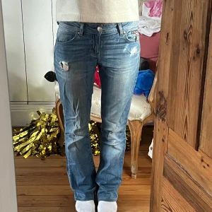 Blå jeans med slitningar - Snygga blå jeans med slitningar på låren. Inte min stil längre. Jag är 164 cm lång