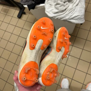 Nike mercurial varor 12 elit  - Storlek 40,5 i bra skick inget sprucket eller så bara lite slitage på dopparna men inget fruktansvärt.