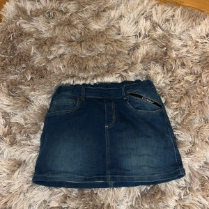 Jeanskjol/miniskirt från Villervalla - Snygg jeanskjol från Villervalla i mörkblå denim. Har använt den 1 gång då den är lite utanför min stil. Den är i storlek 140 men passar mig som har storlek 152-158 eftersom att den blir som en miniskirt💋Köpte för 400kr men säljer för 150-300🤯Priset kan diskuteras🥂💗💗