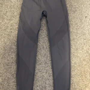 Grå/blå  leggings från 157 - Snygga grå/blå leggings från 157 i medium storlek. Perfekta för träning eller en avslappnad dag. De har en tight passform och är tillverkade i ett stretchigt material för extra komfort.