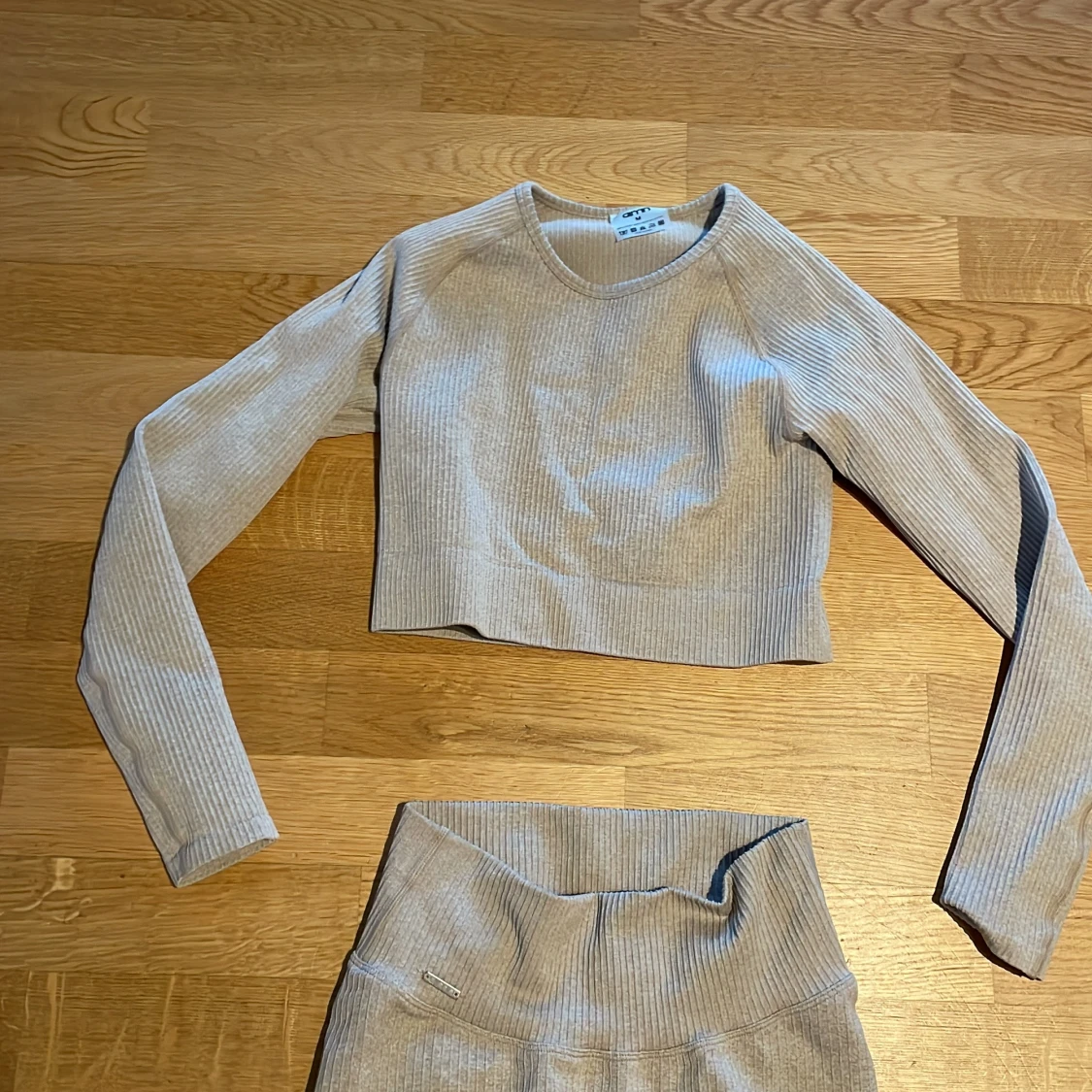 Beige ribbad croppad tröja+tights från  Aim'n - 1