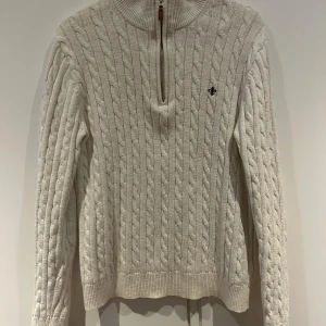 Morris half zip vit - Säljer en stilren vit stickad tröja från Morris med kabelstickat mönster och en liten broderad detalj på bröstet. Nypris=1500kr.mitt pris=699. Mvh Milo 