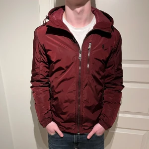 Ralph Lauren Vindjacka - Säljer denna otroligt feta Raffe jacken som kommer vara perfekt till våren! | Utmärkt skick finns något jätte litet tecken på användning! | Storlek S. | Ställ gärna frågor innan du köper! 