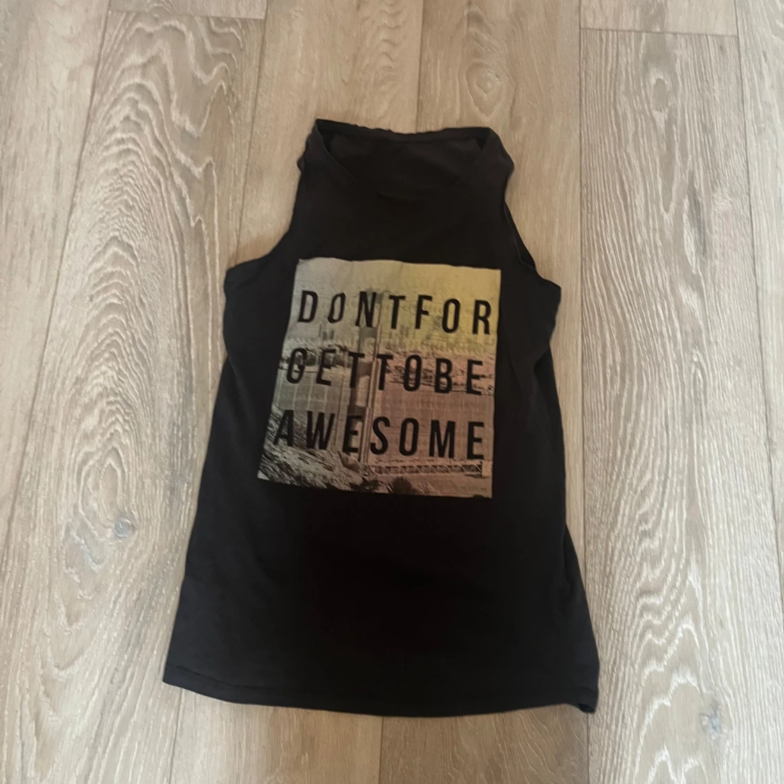 Svart ärmlös topp med tryck