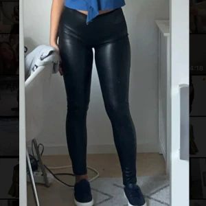 Tighta skinnbyxor  - Skitsnygga och sitter som en smäck på kroppen!! I storlek xxs/xs !! Mycket bra skick