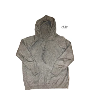 Merino ull hoodie - En grå merino ull hoodie, varav mycket bra skick och inte alls sliten på något sätt. Den är elegant och passar bra till både vardagliga men även speciella tillfällen den erbjuder extra komfort. Denna tröja är då i storlek Xs. Vid frågar hör ni av er