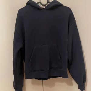 Hoodie - Säljer en mörkblå hoodie från Gina Tricot i storlek XXS. Köpt för 359 kr