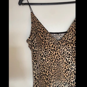 Leopard-klänning  - Snygg klänning i jättebra skick!✨ 